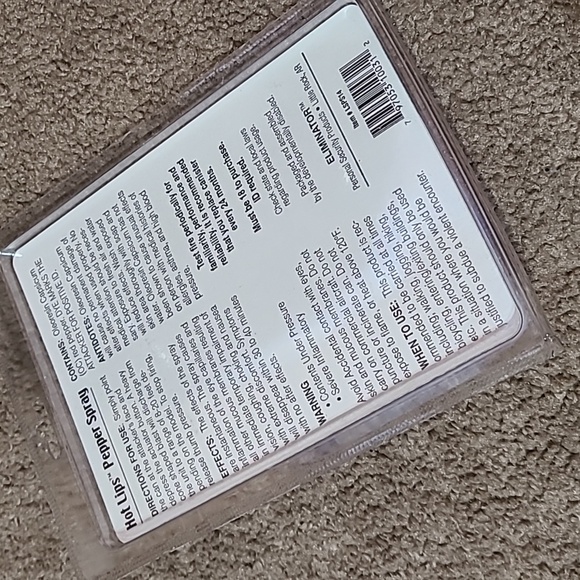 HOT LIPS Pepper Spray - Picture 2 of 2